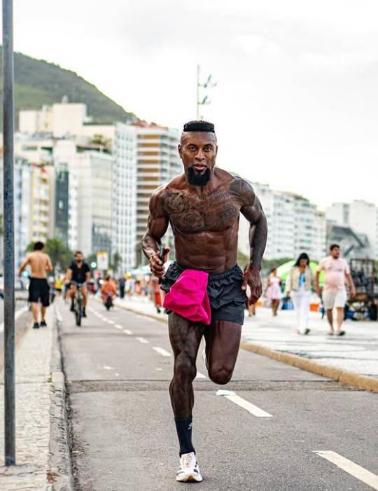 半岛体育官网-这是51岁？巴西名宿泽-罗伯托晒慢跑照，肌肉线条明显