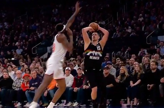 半岛体育娱乐-太小瞧我臂展了！约基奇慢悠悠试图撤步三分 米切罗飞身大帽扇飞