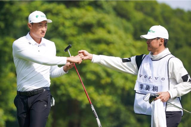 半岛体育-沃尔沃中国公开赛李昊桐回暖：昨天的红袜子不灵啊