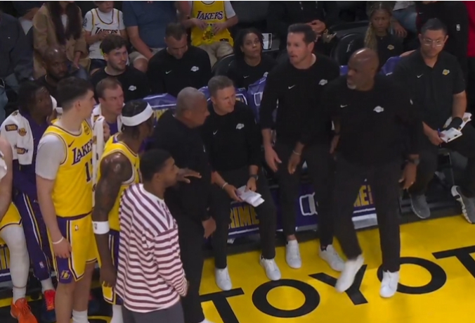 半岛体育APP-湖人危机四伏：范德彪与雷迪克口角内讧 蒂耶罗被打伤回更衣室|雷霆|范德比尔特|三巨头|里夫斯|谢伊·吉尔杰斯-亚历山大_新浪体育_新浪新闻